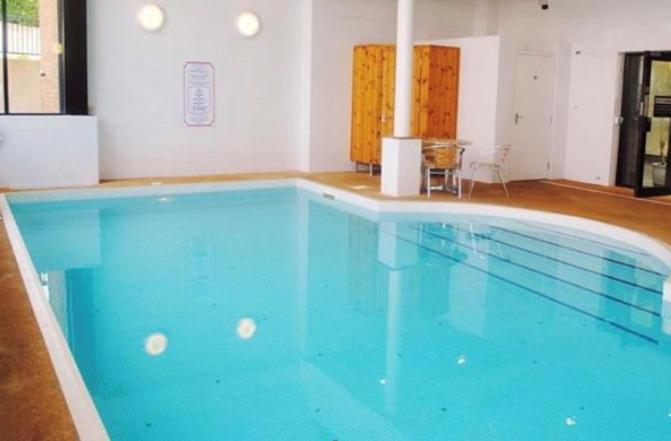 With Swimming Pool Тенби